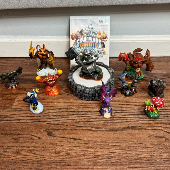 Skylanders Giants Game Wii Figures Lot of 10 Plus Base & Game RARE - Picture 1 of 13